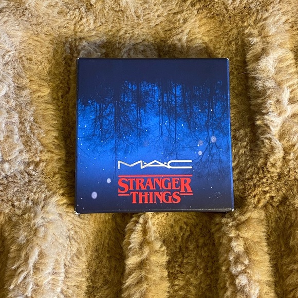 M•A•C LIMITED EDITION STRANGER THINGS BLUSH - Picture 15 of 16